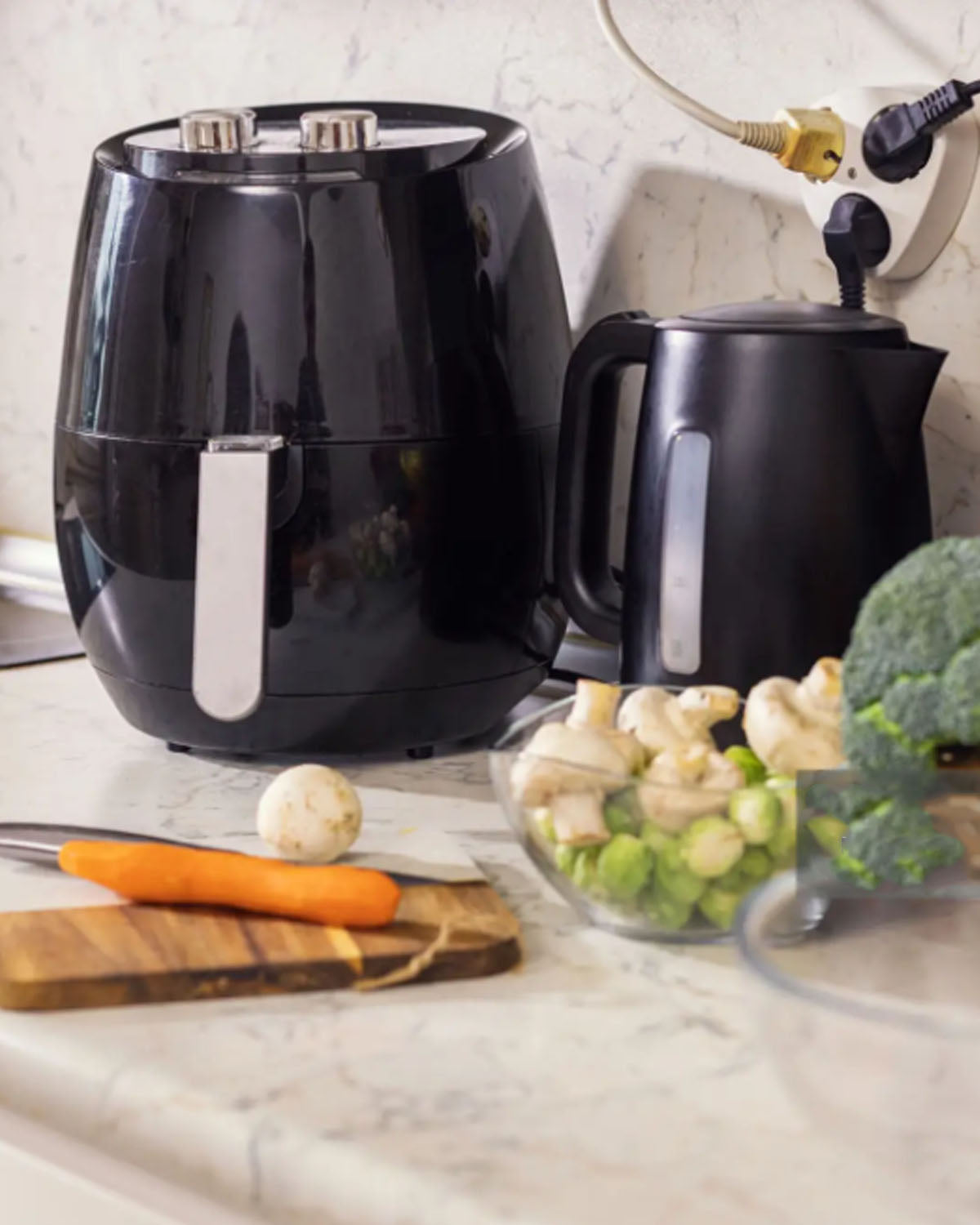 Complete electric cooking appliance showing its cooking vessel, controls and exterior construction