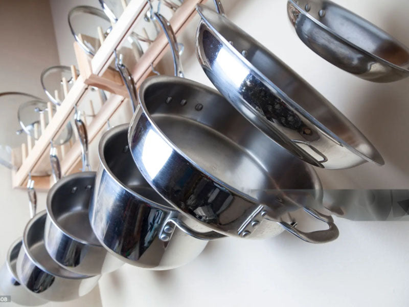Stainless steel cookware bodies and polished cookware surfaces
